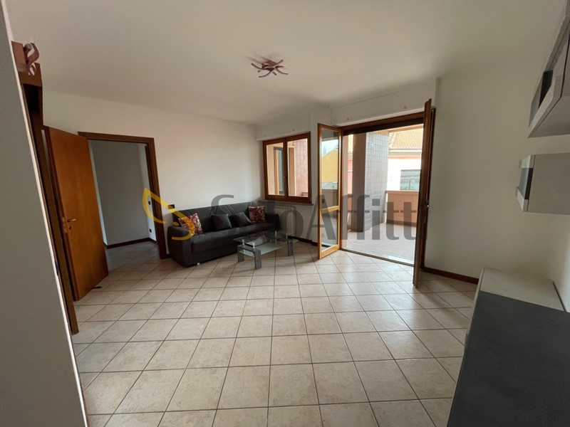 Trilocale in Affitto a Novara, 850&euro;, 85 m², arredato