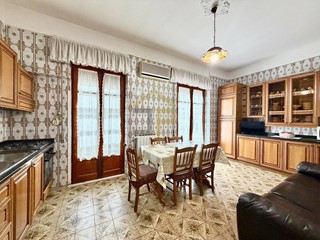 Appartamento in Vendita a Partinico, 100'000&euro;, 178 m²