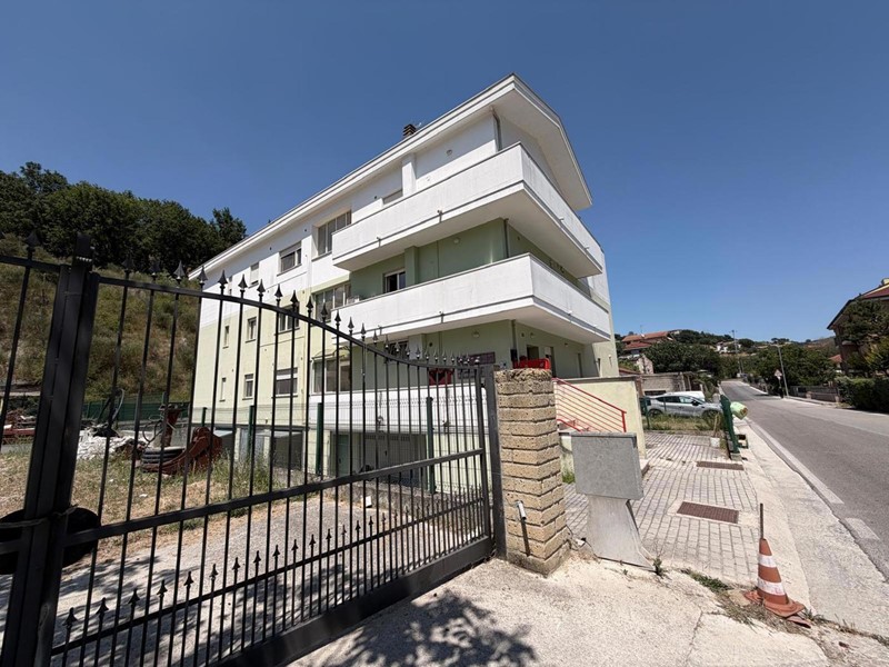 Quadrilocale in Vendita a Teramo, 80'000&euro;, 95 m², arredato, con Box