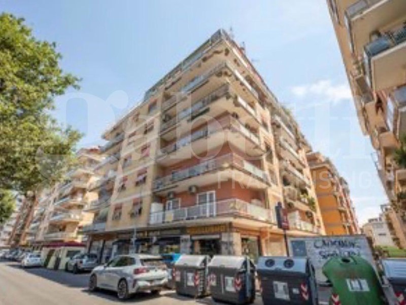 Trilocale in Vendita a Roma, 315'000&euro;, 106 m²