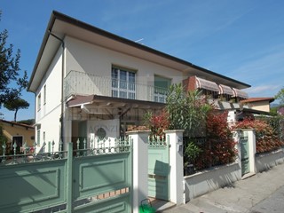 Appartamento in Vendita a Pietrasanta, zona Marina Di Pietrasanta, 530'000&euro;, 100 m², arredato