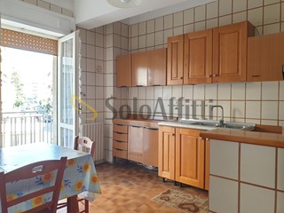 Appartamento in Affitto a Catanzaro, zona Lido Lungomare, 2'200&euro;, 160 m², arredato