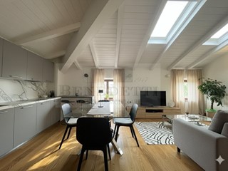 Appartamento in Vendita a Pietrasanta, zona Marina Di Pietrasanta, 600'000&euro;, 99 m²
