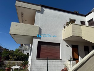 Trilocale in Vendita a Massa, zona Ronchi, 270'000&euro;, 70 m², arredato