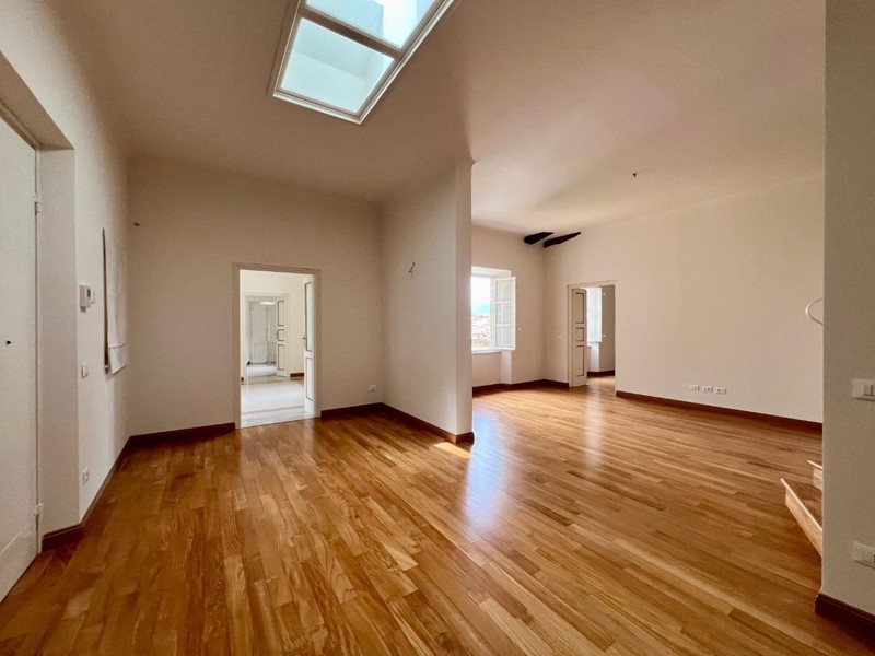 Appartamento in Affitto a Lucca, 2'200&euro;, 200 m², arredato