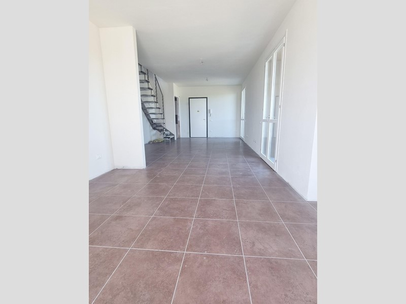 Attico in Vendita a Pontedera, zona La Bianca, 360'000&euro;, 200 m², con Box