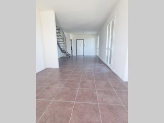 Attico in Vendita a Pontedera, zona La Bianca, 360'000&euro;, 200 m², con Box