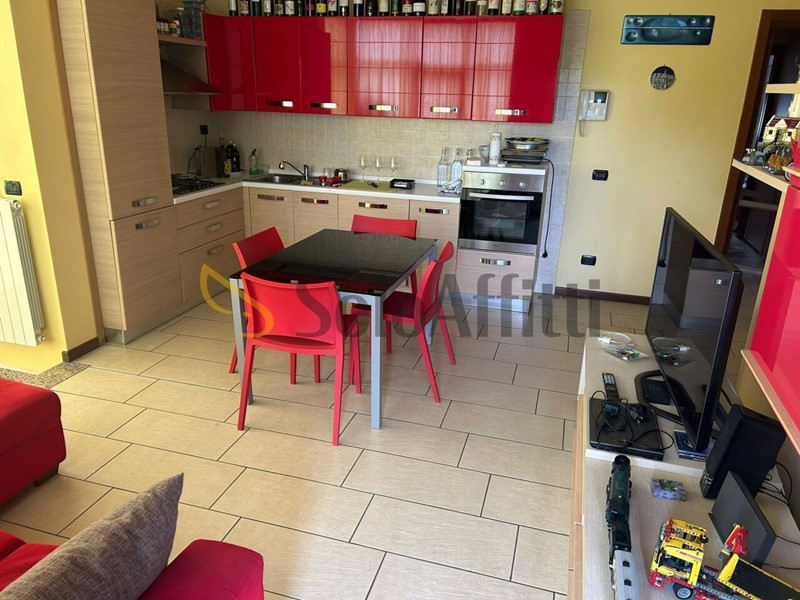 Bilocale in Affitto a Caronno Pertusella, zona Centro, 900&euro;, 105 m², arredato, con Box