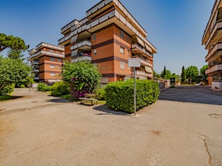 Trilocale in Vendita a Pomezia, zona Torvaianica, 180'000&euro;, 75 m², con Box