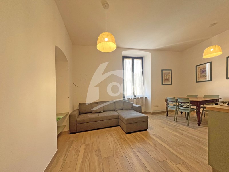 Trilocale in Affitto a Laveno Mombello, 1'000&euro;, 73 m², arredato