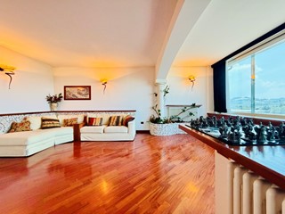 Appartamento in Vendita a Cesena, 349'000&euro;, 165 m², arredato, con Box