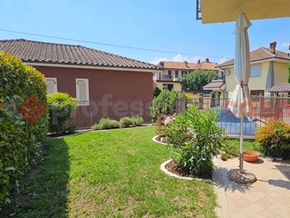 Bilocale in Vendita a Pinerolo, 135'000&euro;, 65 m², arredato, con Box