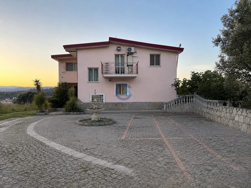 Quadrilocale in Vendita a Catanzaro, zona Fortuna, 150'000&euro;, 170 m²