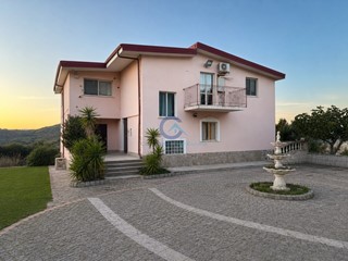 Quadrilocale in Vendita a Catanzaro, zona Fortuna, 150'000&euro;, 170 m²