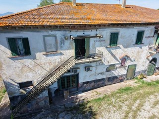 Appartamento in Vendita a Crespina Lorenzana, zona Ceppaiano, 335'000&euro;, 1000 m², con Box