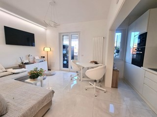Trilocale in Vendita a Viareggio, 450'000&euro;, 65 m², arredato