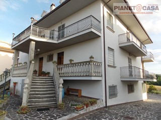 Appartamento in Vendita a Castorano, 165'000&euro;, 260 m²