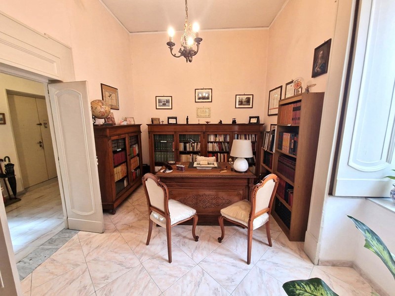 Appartamento in Vendita a Napoli, 320'000&euro;, 160 m²