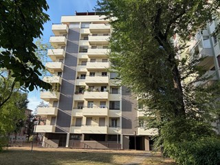 Appartamento in Vendita a Reggio Emilia, zona Mirabello, 185'000&euro;, 128 m², arredato, con Box
