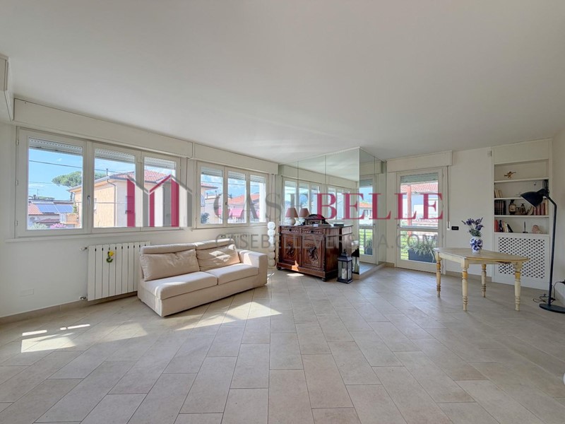 Quadrilocale in Vendita a Camaiore, zona Lido di Camaiore, 670'000&euro;, 80 m², arredato