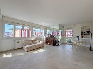 Quadrilocale in Vendita a Camaiore, zona Lido di Camaiore, 670'000&euro;, 80 m², arredato