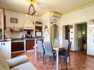 Trilocale in Vendita a Santa Croce sull'Arno, 95'000&euro;, 65 m², arredato, con Box
