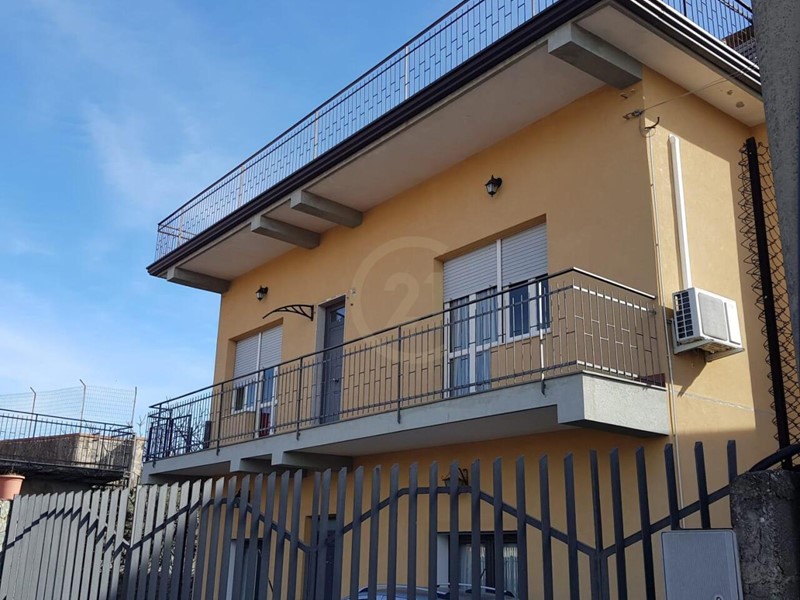 Trilocale in Vendita a Trecastagni, zona Centro, 100'000&euro;, 90 m², con Box
