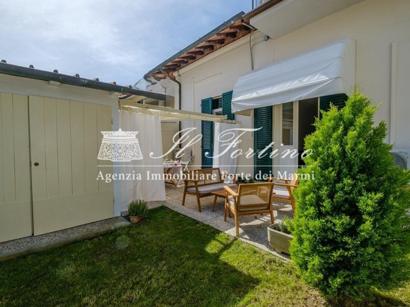 Trilocale in Vendita a Forte dei Marmi, zona Vittoria Apuana, 700'000&euro;, 60 m², arredato