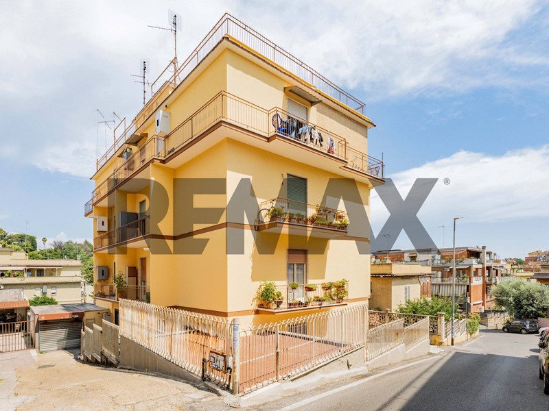 Trilocale in Vendita a Roma, 180'000&euro;, 65 m²