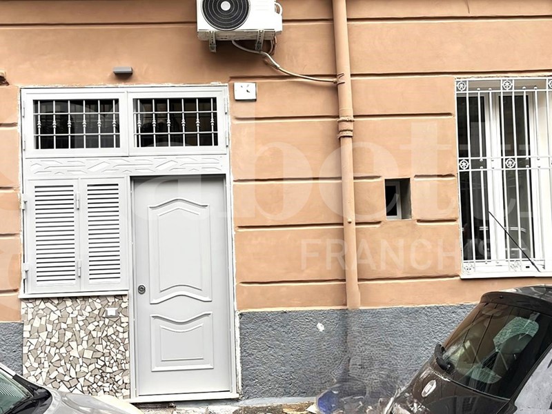 Bilocale in Vendita a Napoli, 95'000&euro;, 65 m², arredato