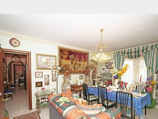 Appartamento in Vendita a Catania, 68'000&euro;, 115 m², con Box