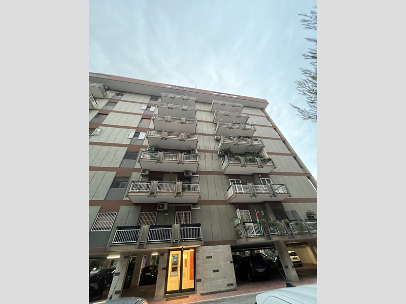 Appartamento in Affitto a Bari, 1'200&euro;, 170 m²