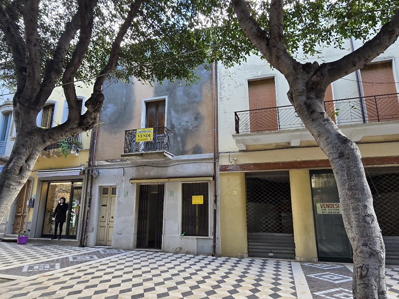 Appartamento in Vendita a Sant'Antioco, zona  Corso Vittorio Emanuele III, 100'000&euro;, 170 m²