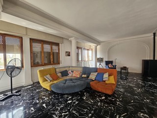 Appartamento in Vendita a Pontedera, 365'000&euro;, 219 m², con Box