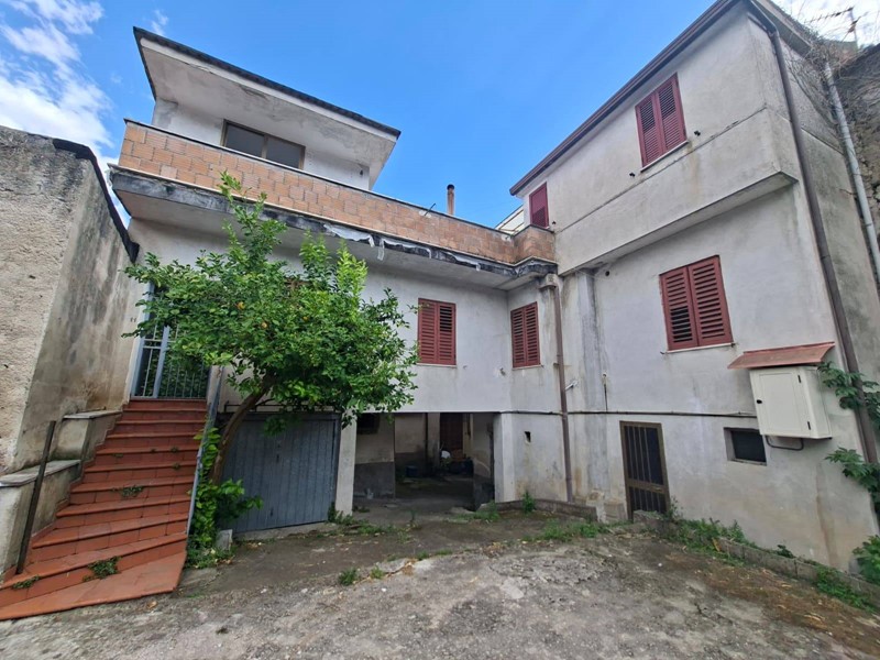 Appartamento in Vendita a Castel Morrone, 150'000&euro;, 220 m²
