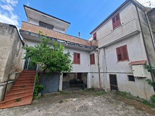 Appartamento in Vendita a Castel Morrone, 150'000&euro;, 220 m²