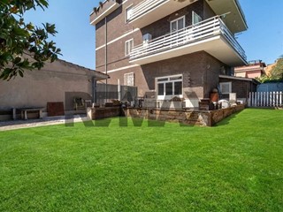 Quadrilocale in Vendita a Roma, 159'000&euro;, 104 m²