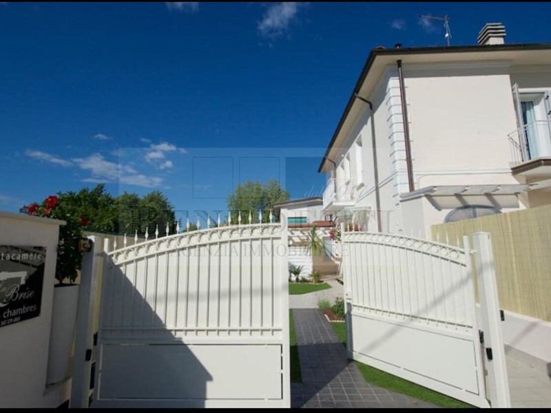 Appartamento in Vendita a Pietrasanta, zona Marina Di Pietrasanta, 850'000&euro;, 175 m²