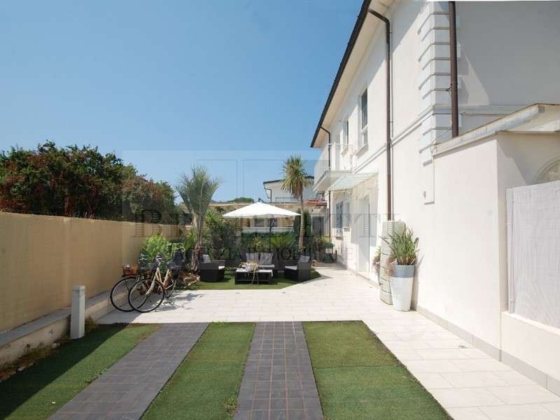 Appartamento in Vendita a Pietrasanta, zona Marina Di Pietrasanta, 850'000&euro;, 175 m²