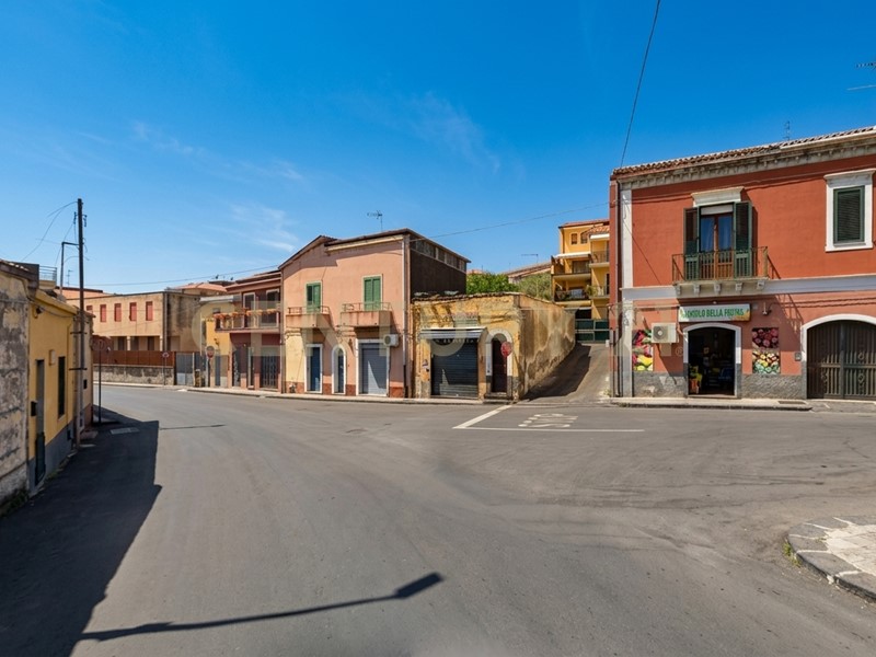 Trilocale in Vendita a Aci Castello, 129'000&euro;, 89 m², con Box