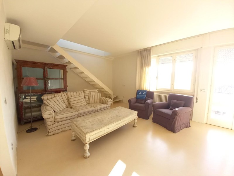 Attico in Affitto a Camaiore, zona Lido di Camaiore, 3'800&euro;, 120 m², arredato