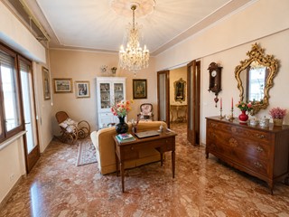 Appartamento in Vendita a Lucca, zona Sant'Anna, 250'000&euro;, 110 m², con Box