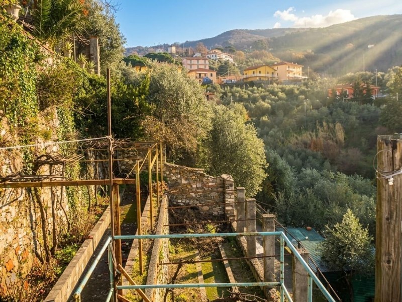 Appartamento in Vendita a Sarzana, zona Falcinello, 64'000&euro;, 130 m²