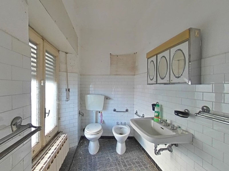 Appartamento in Vendita a Sarzana, zona Falcinello, 64'000&euro;, 120 m²
