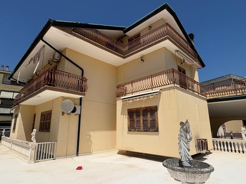 Appartamento in Vendita a Guidonia Montecelio, zona Guidonia, 489'000&euro;, 350 m²