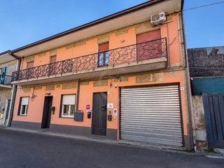Appartamento in Vendita a San Pietro Clarenza, zona Centro, 115'000&euro;, 173 m²