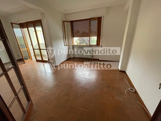 Appartamento in Affitto a Lucca, zona San Filippo, 1'200&euro;, 120 m², arredato, con Box
