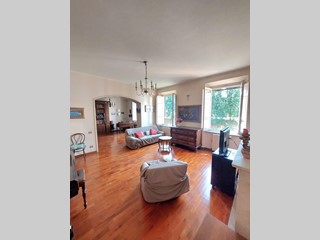 Appartamento in Affitto a Lucca, 1'300&euro;, 190 m², arredato