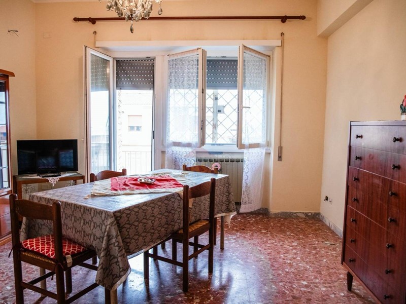Trilocale in Vendita a Pomezia, 159'000&euro;, 85 m²