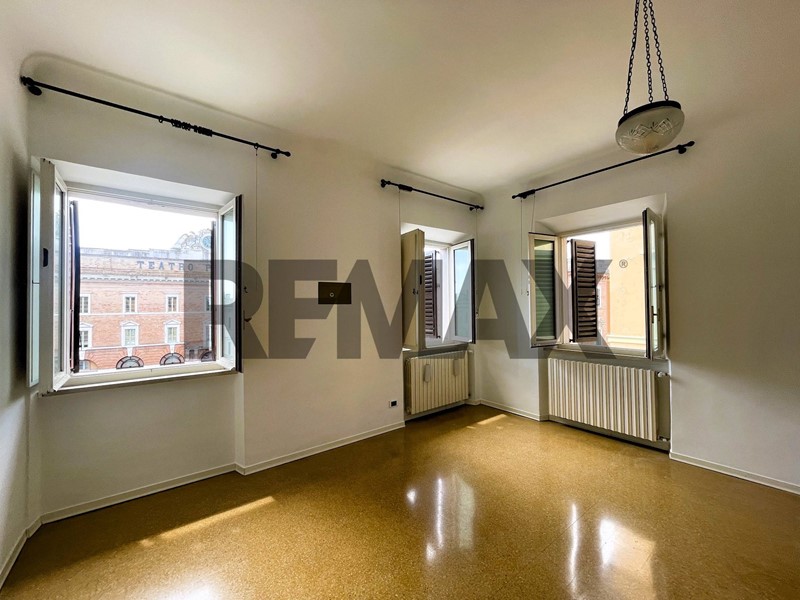 Quadrilocale in Affitto a Jesi, 750&euro;, 135 m²